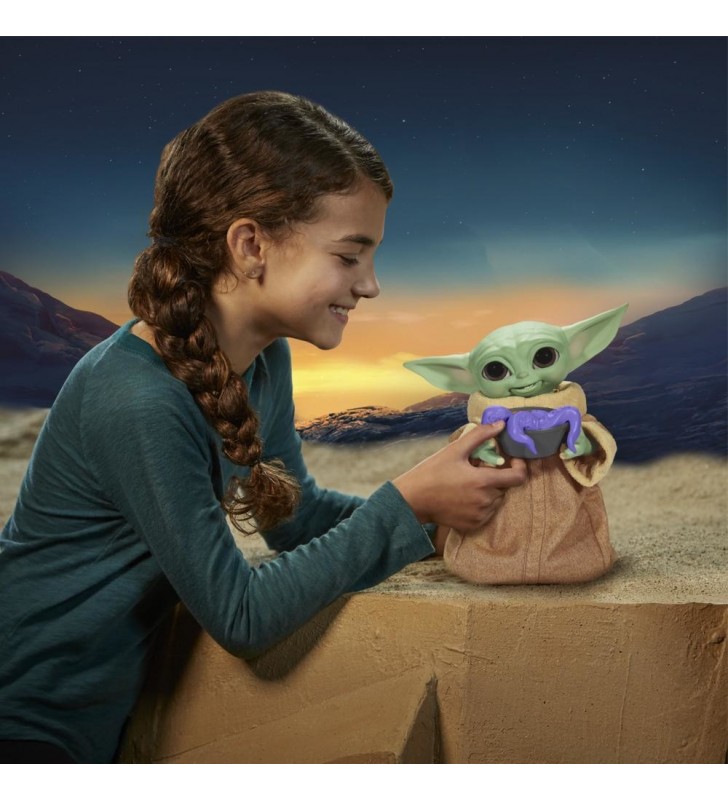Hasbro Star Wars Galactic Snackin’ Grogu giocattolo interattivo